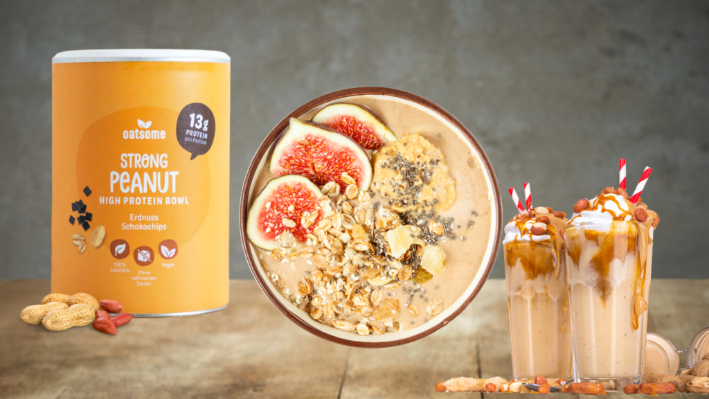 Oatsome Strong Peanut High Protein Bowl mit Erdnuss-Geschmack, dekoriert mit frischen crunchy Toppings, daneben Erdnüsse und zwei cremige Shakes mit Erdnussbutter und Karamell