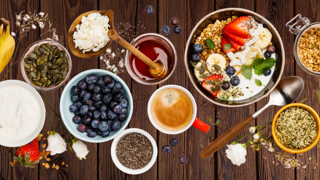 Oatsome Frühstücksideen mit Joghurt, frischen Früchten, Samen und Honig, ideal für ein nährstoffreiches, proteinreiches Frühstück.